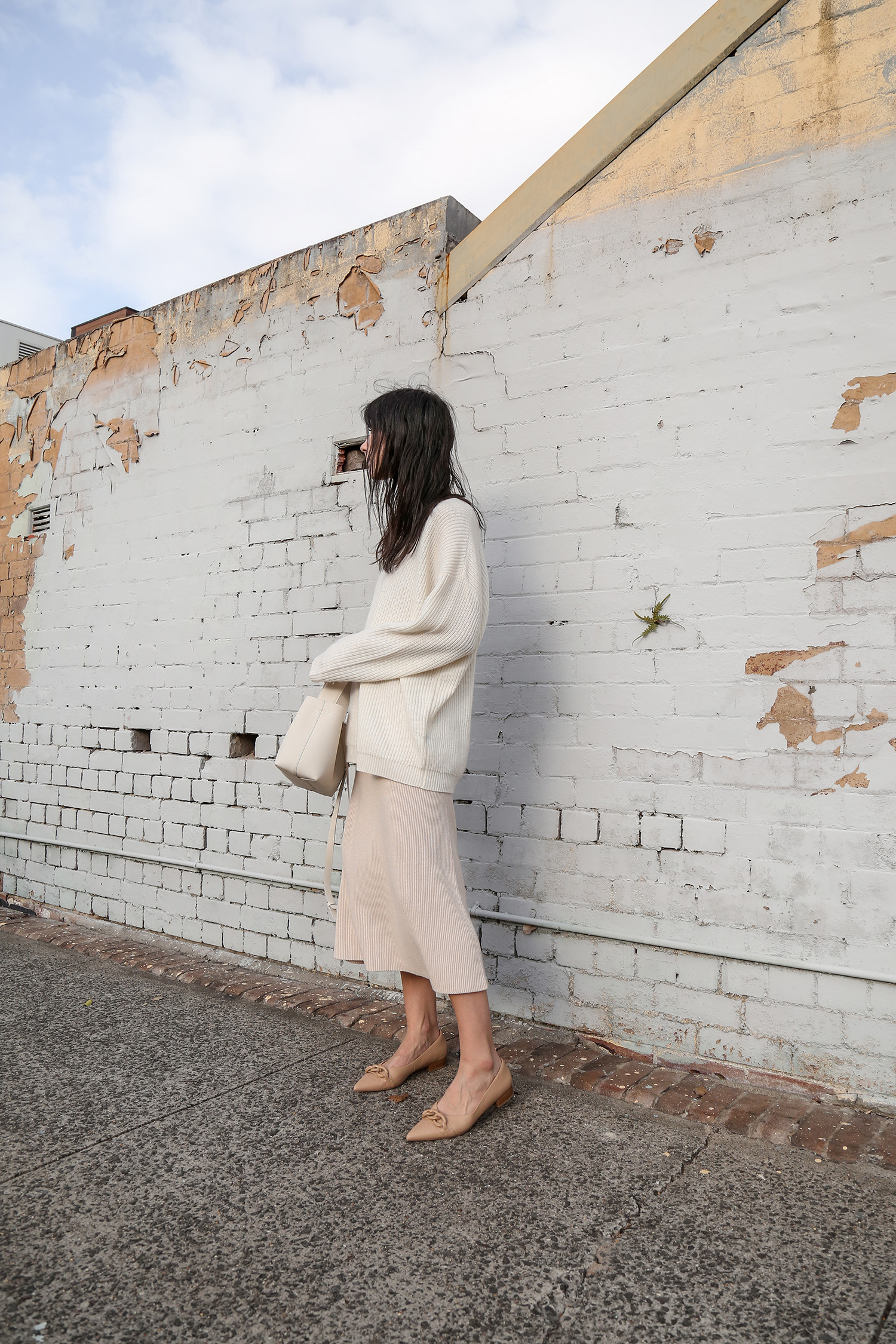 Minimal neutral toned autumnal outfit idea