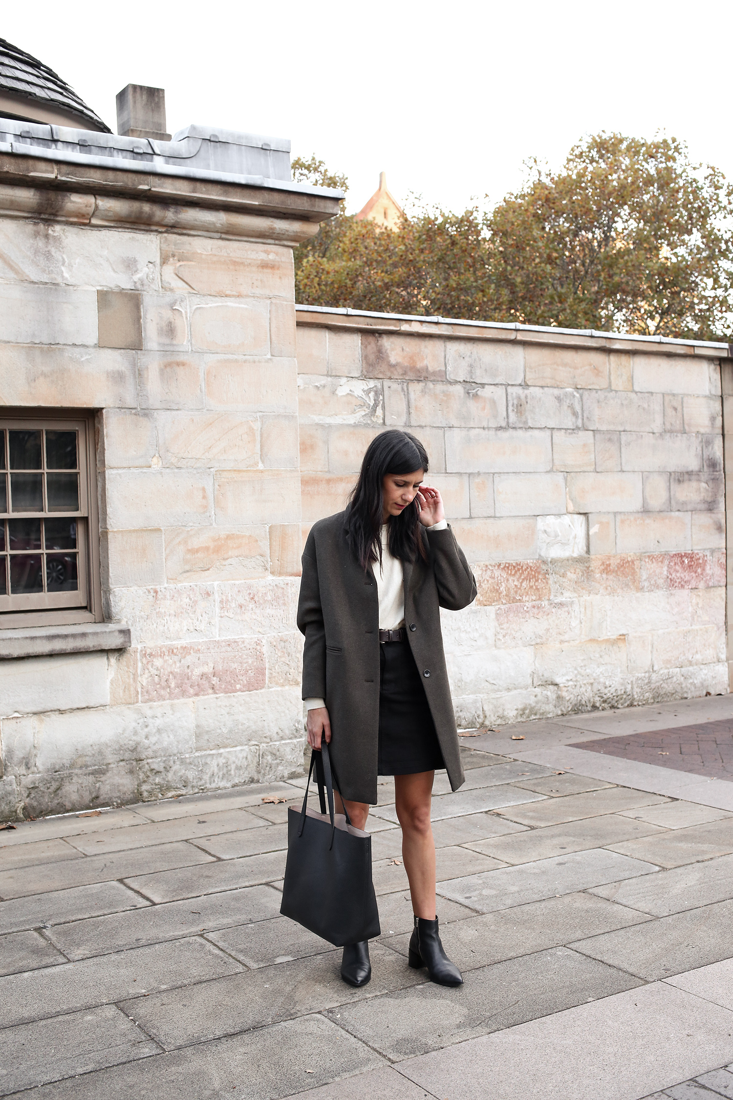 Jamie Lee Mademoiselle wearing an Autumn Minimal Style Outfit of a cashmere sweater with mini skirt and boots