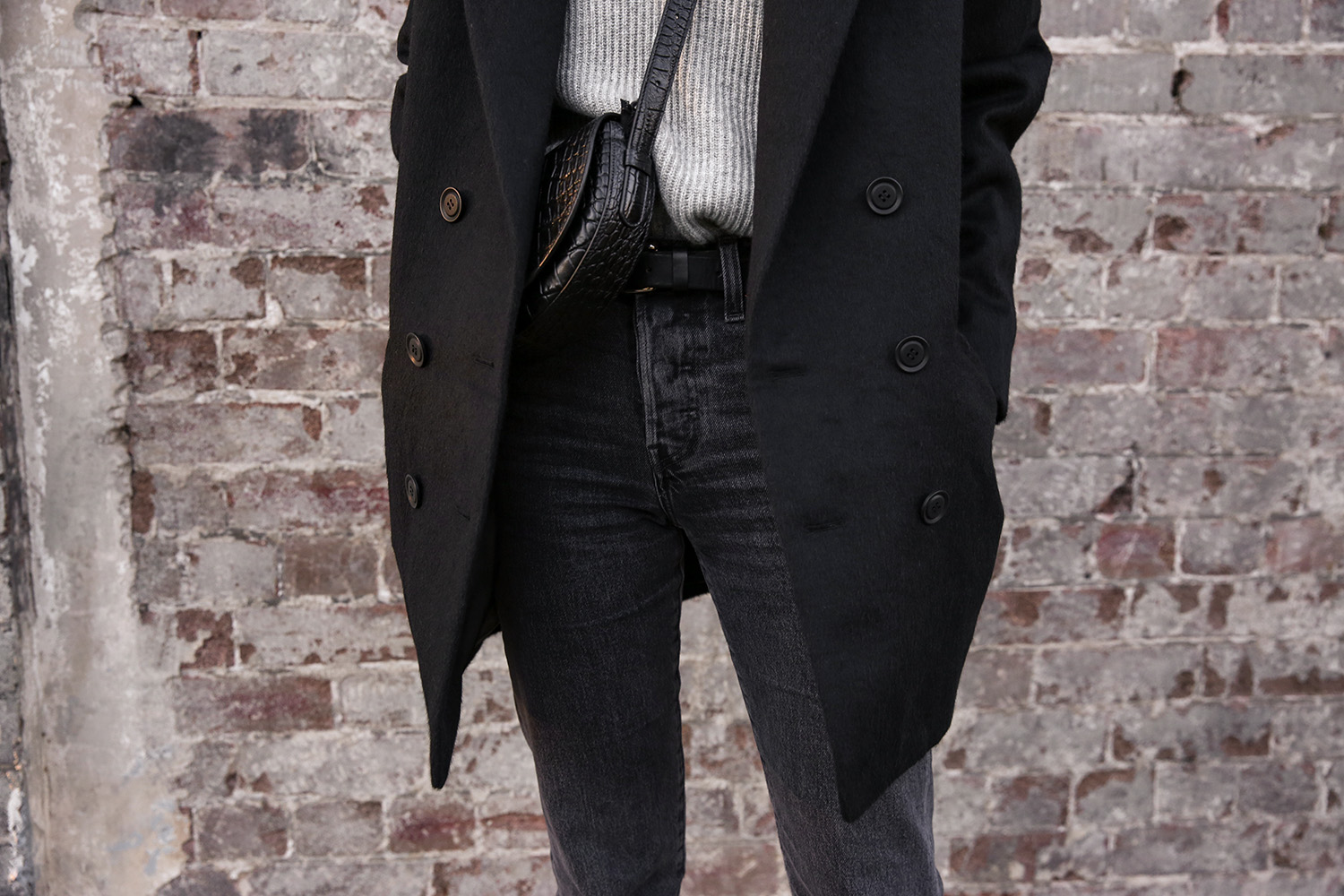 Minimal all black Outfit wearing Everlane cashmere sweater, Grana alpaca coat and Levis wedgie straight jeans