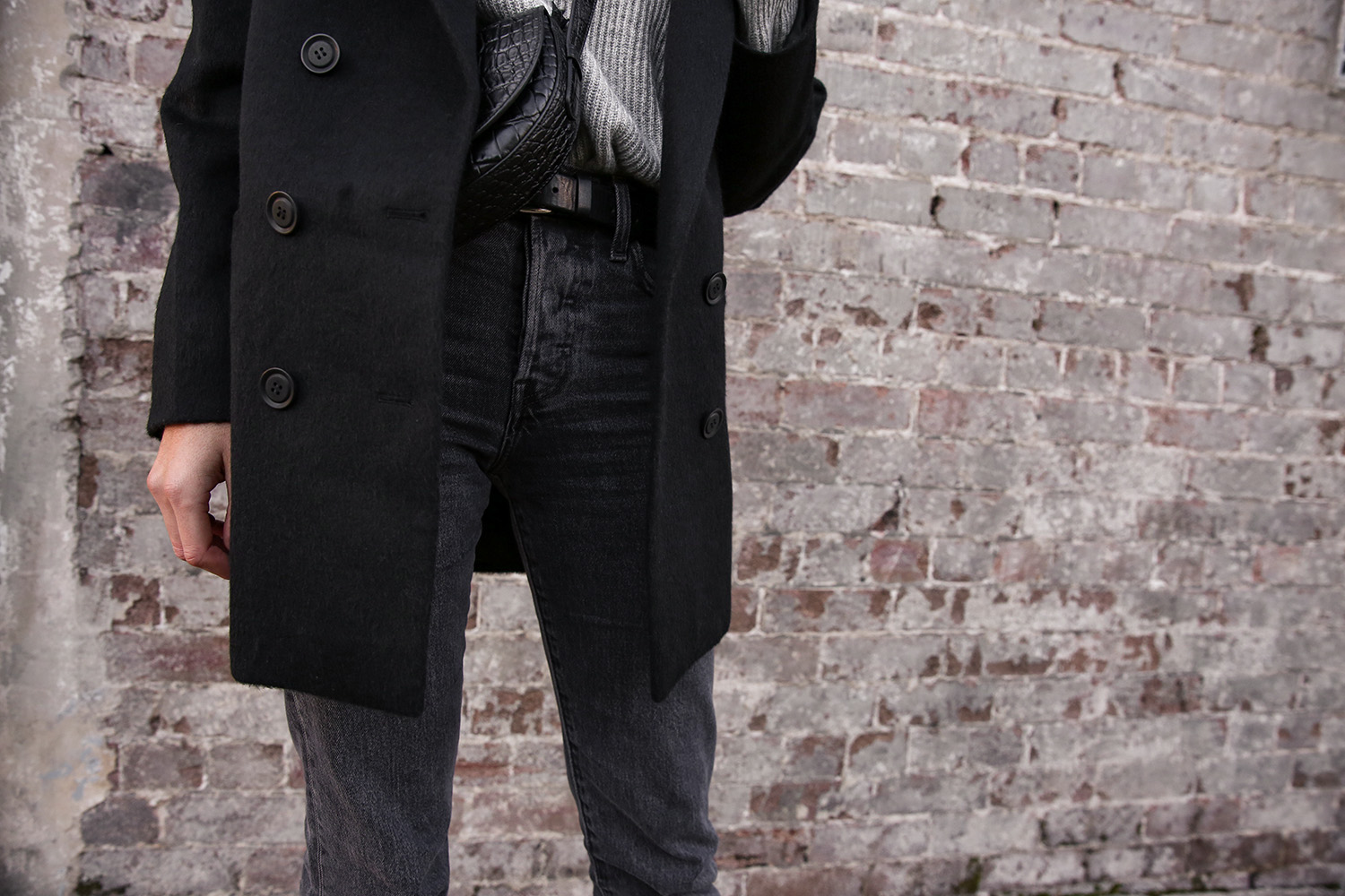 Minimal all black Outfit wearing Everlane cashmere sweater, Grana alpaca coat and Levis wedgie straight jeans