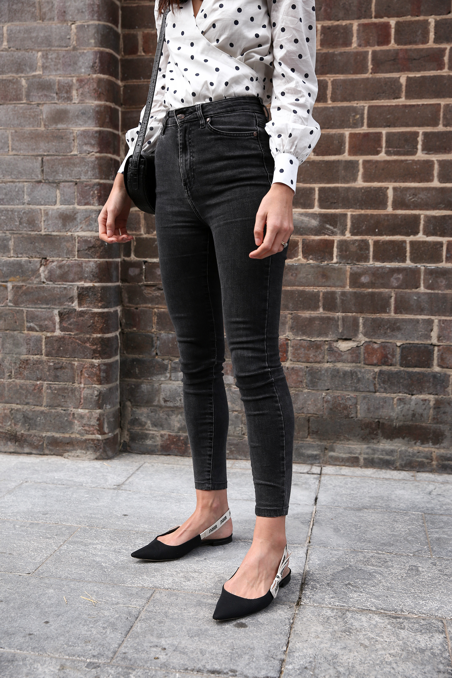 Minimal outfit wearing skinny jeans and structured blazer