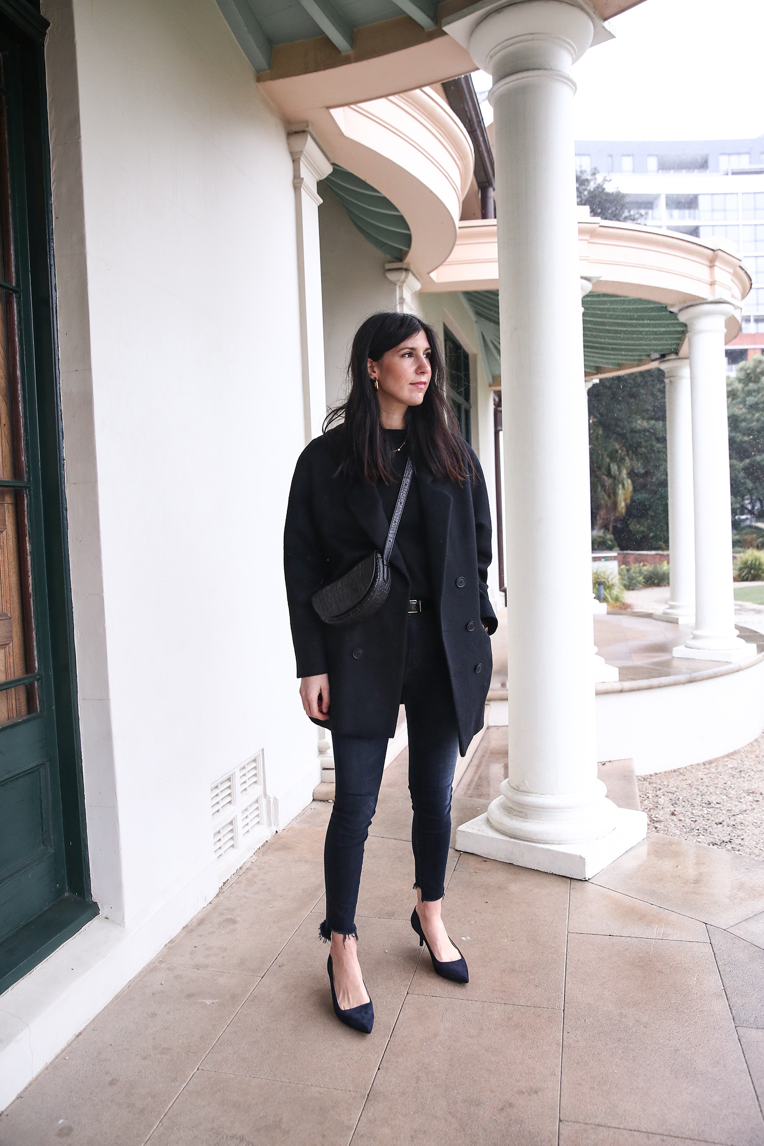 All black minimal outfit scandi style