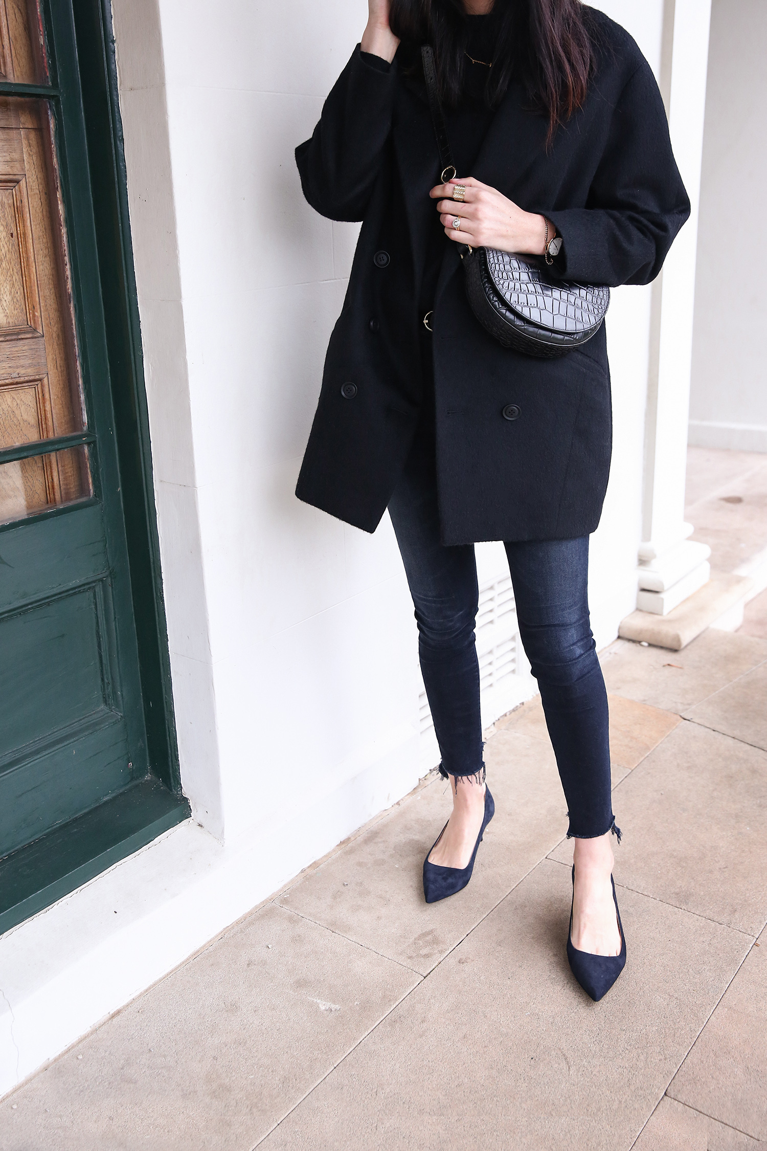 All black minimal outfit scandi style