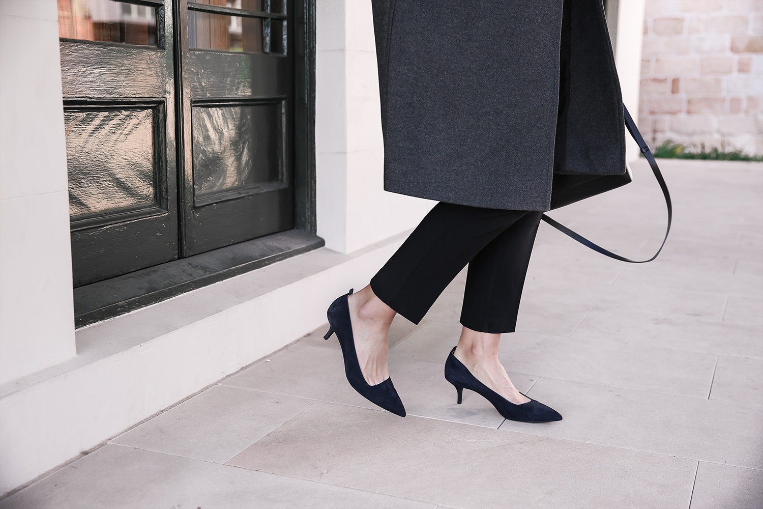 Jamie Lee of Mademoiselle wearing the Everlane editor heels in navy