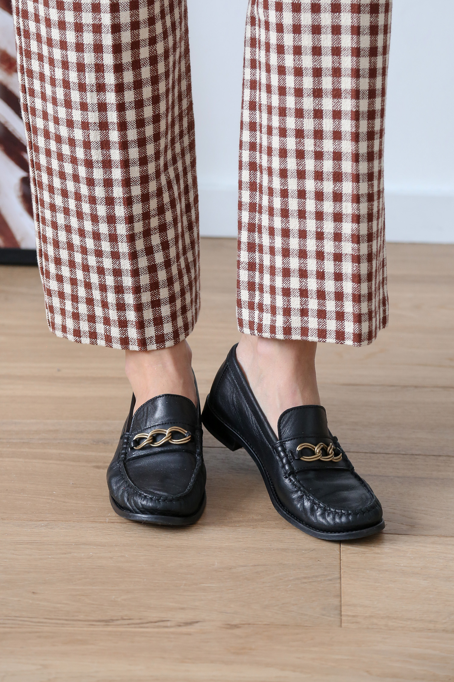 French Girl Style Black loafers with chain detail