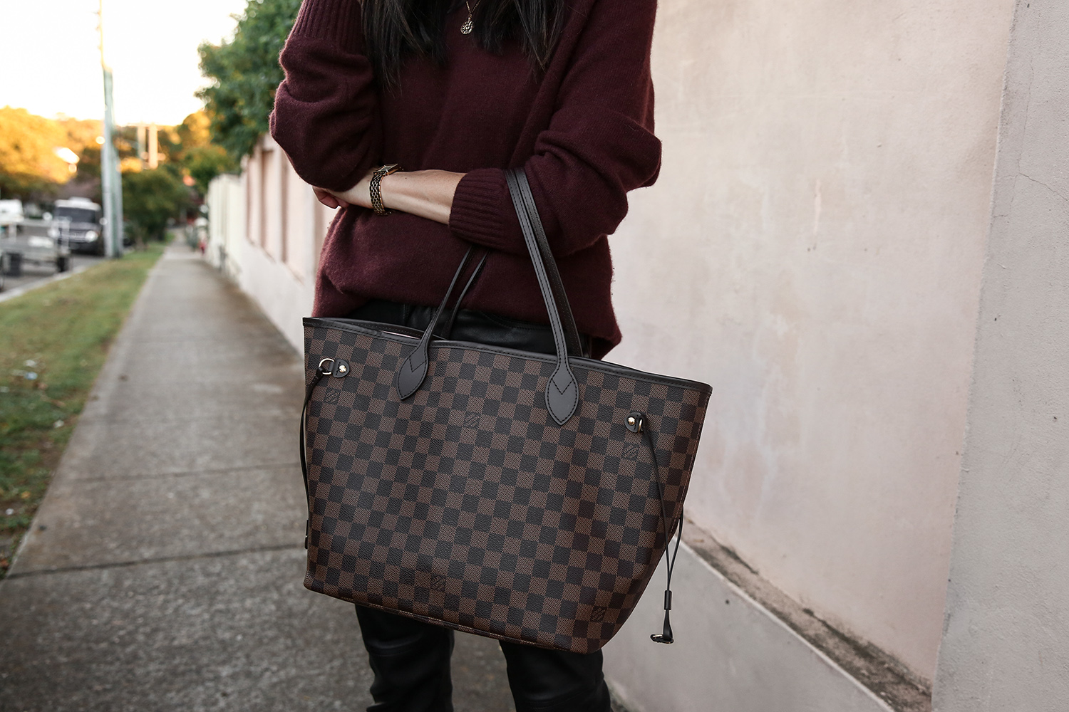 Louis Vuitton Neverfull Tote Size Review - Curls and Cashmere