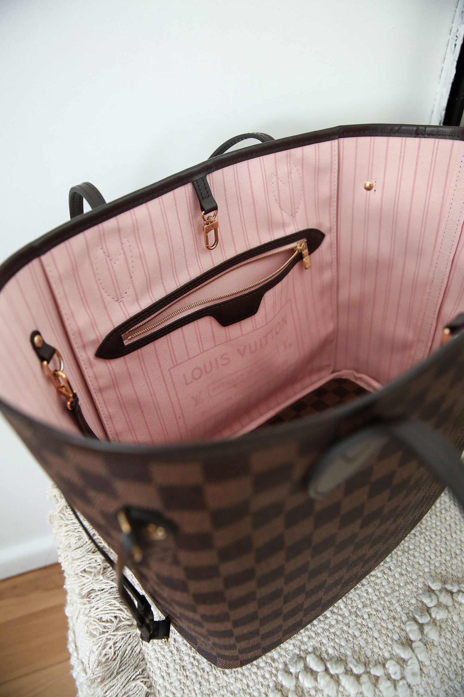 Louis Vuitton Neverfull - A full review on this timeless tote + photos!