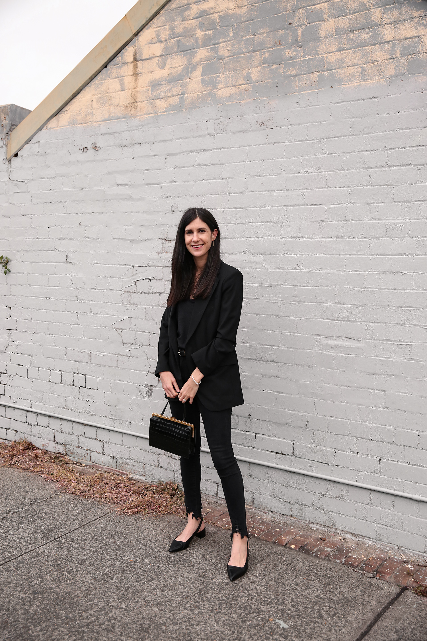 minimal style all black outfit