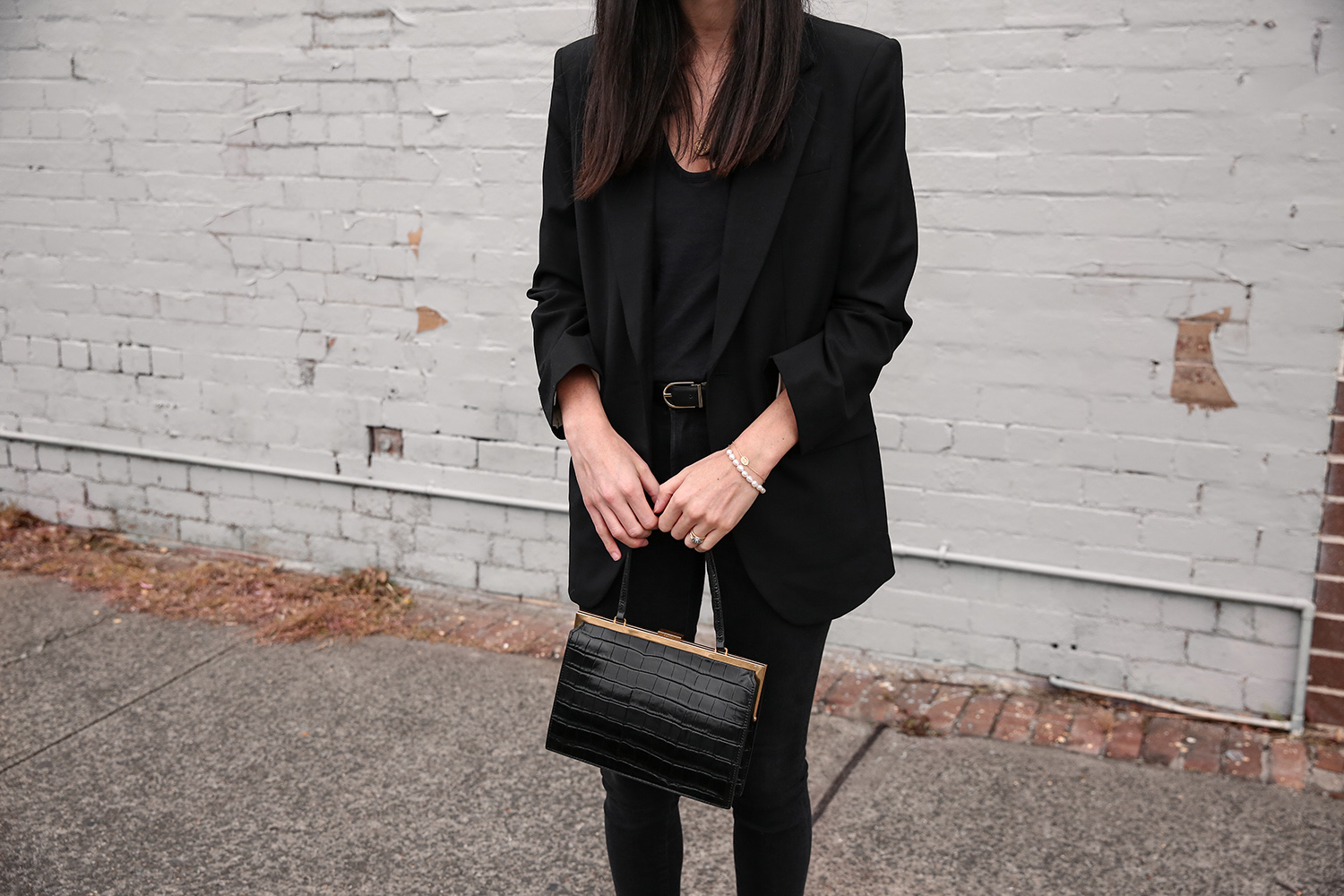 minimal style all black outfit