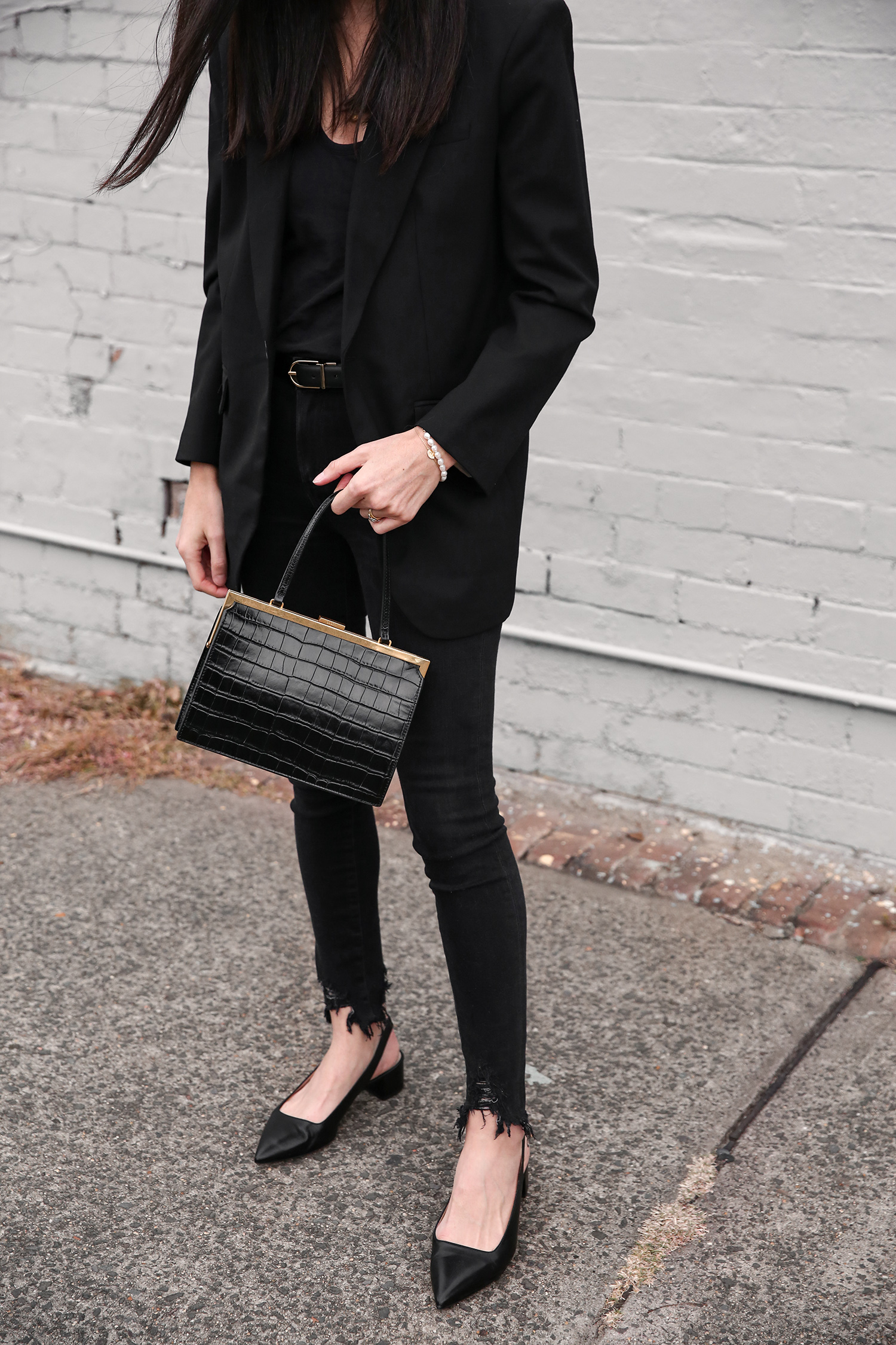 minimal style all black outfit