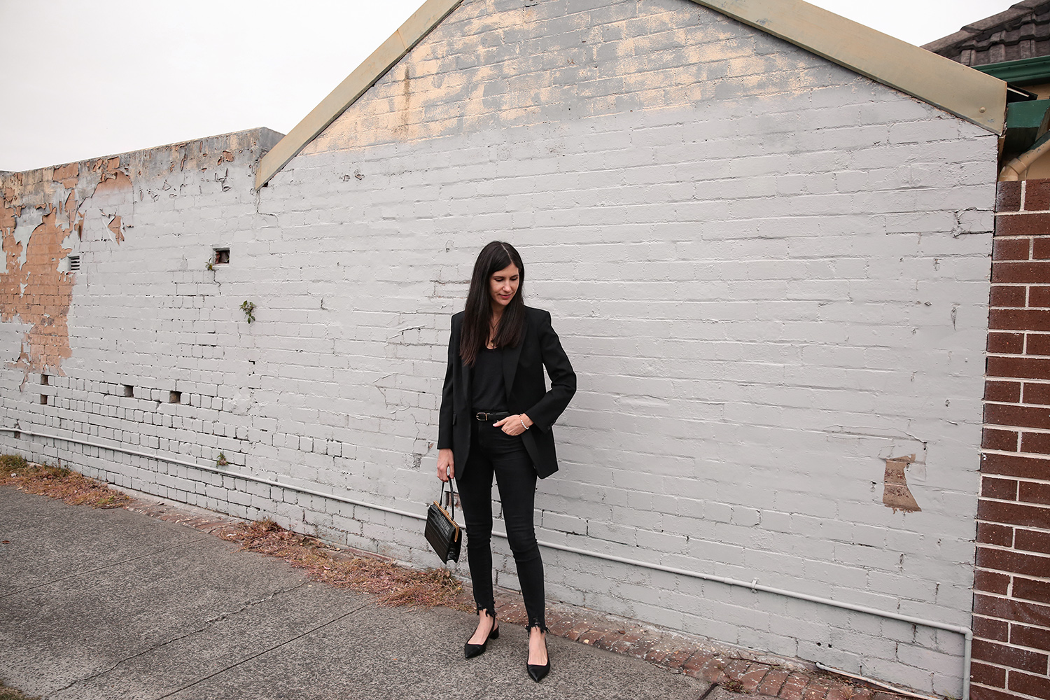 minimal style all black outfit