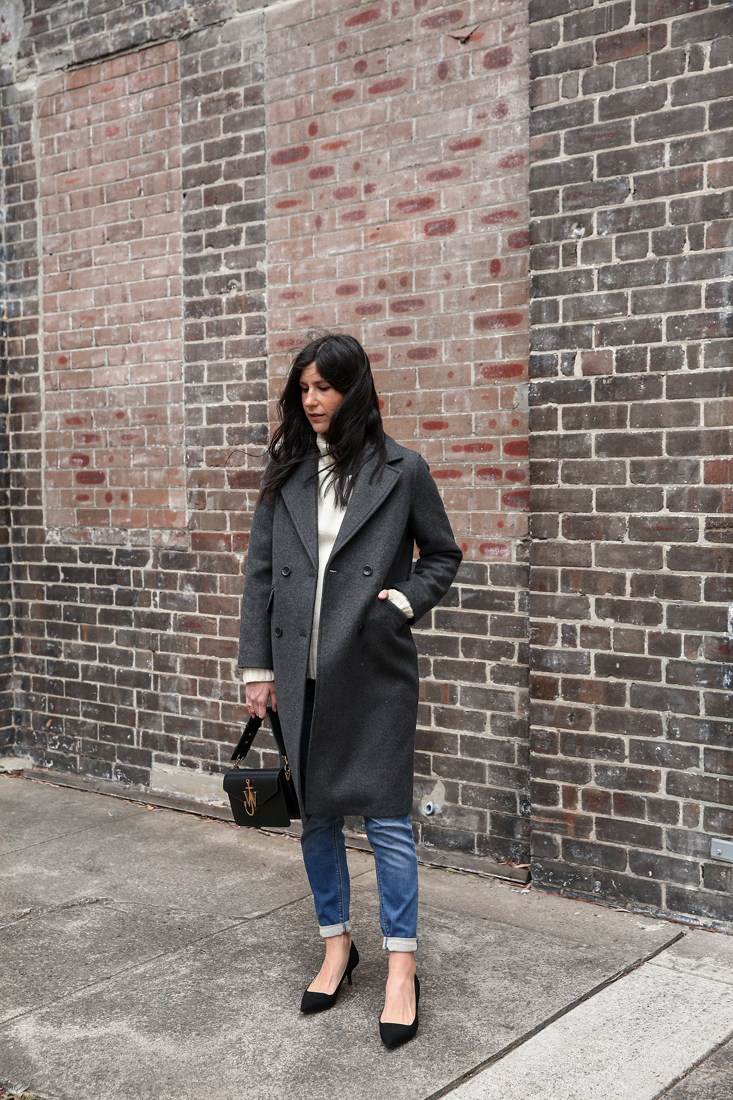 Pregnancy Style wearing oversized coat and boyfriend jeans