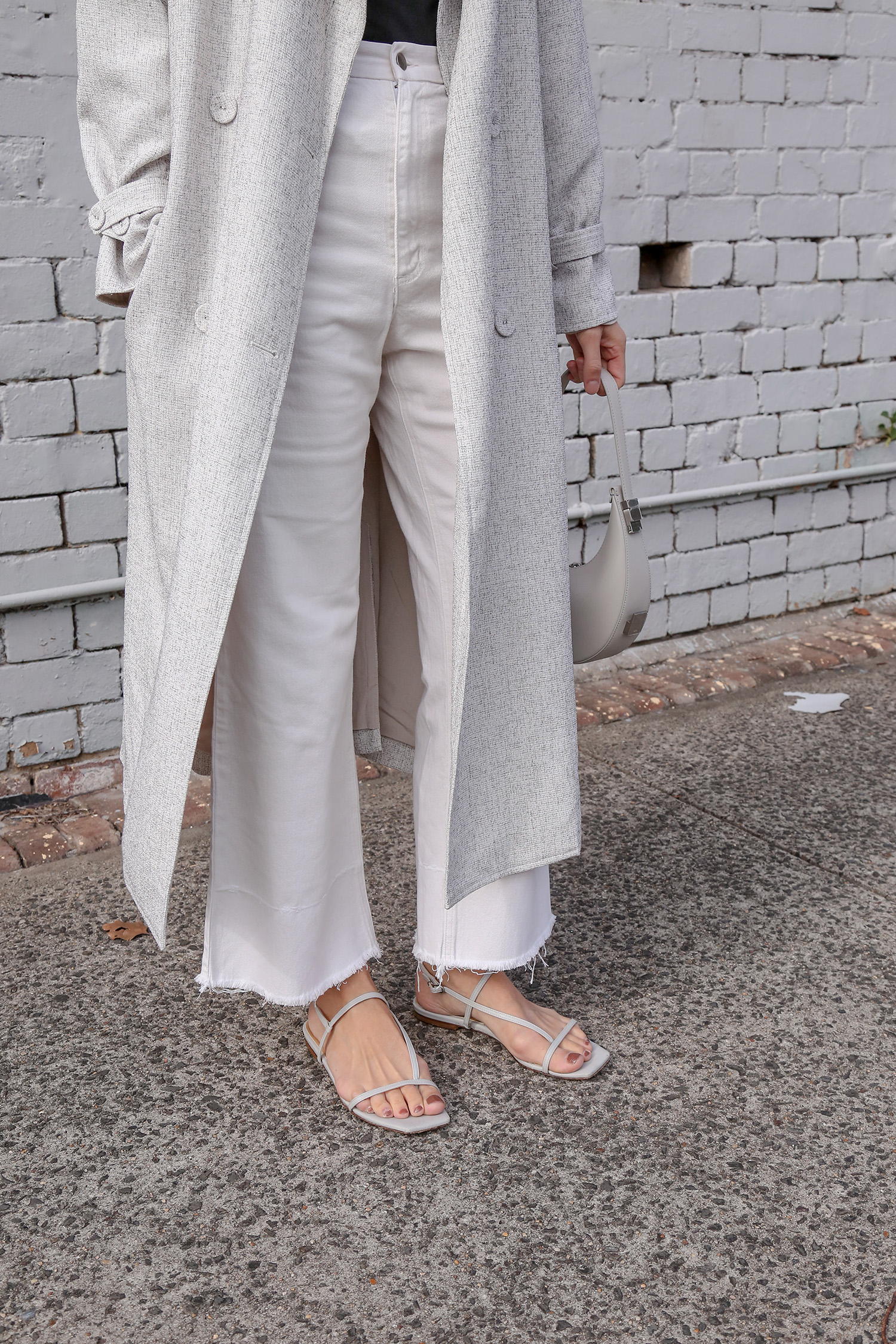Minimal creamy neutral toned outfit