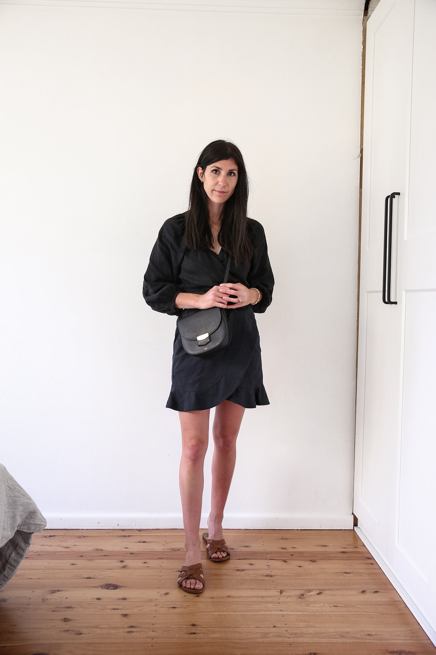 All black minimal neutral outfit