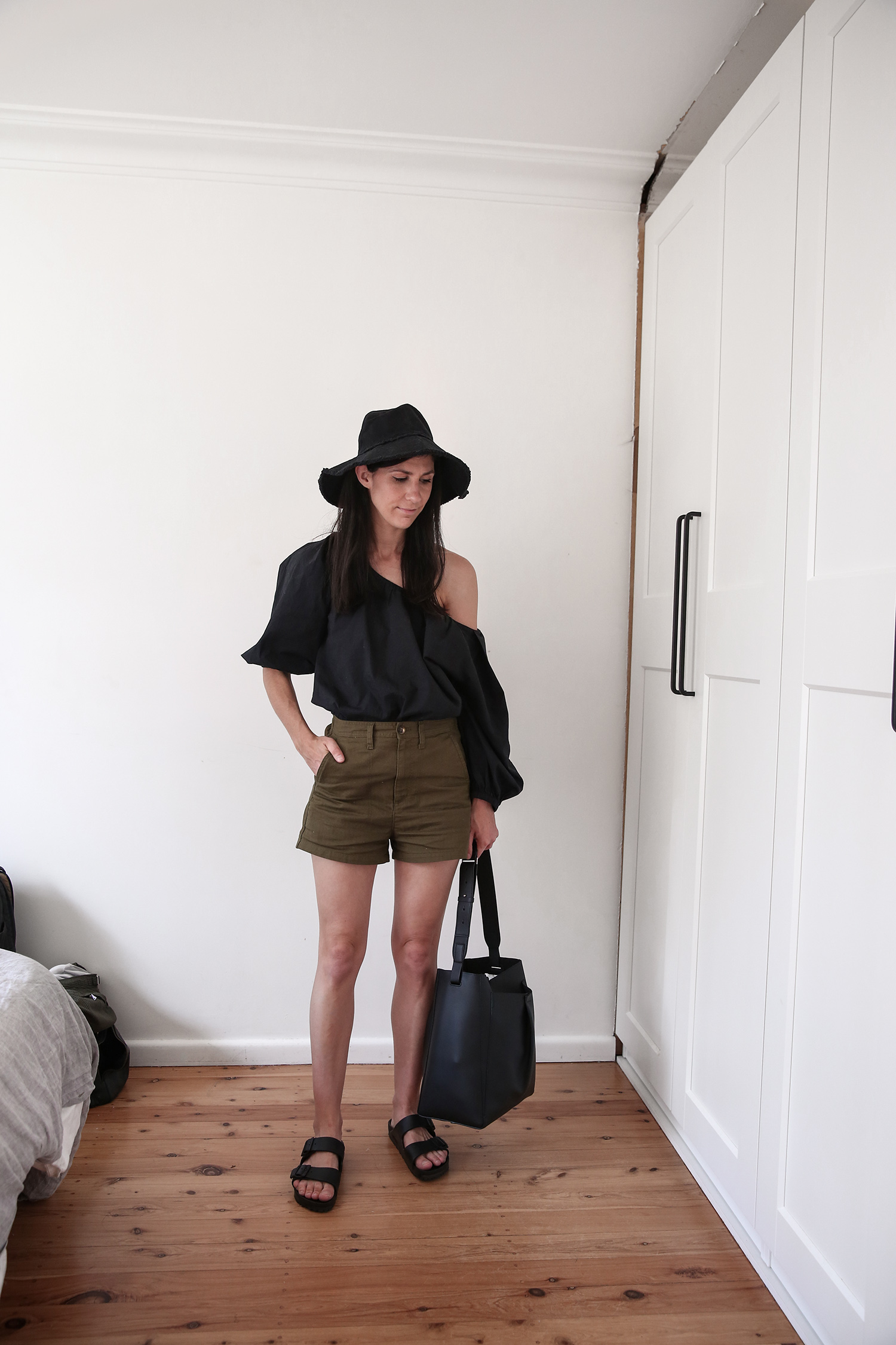 Minimal Summer Outfit Idea Parisian Style