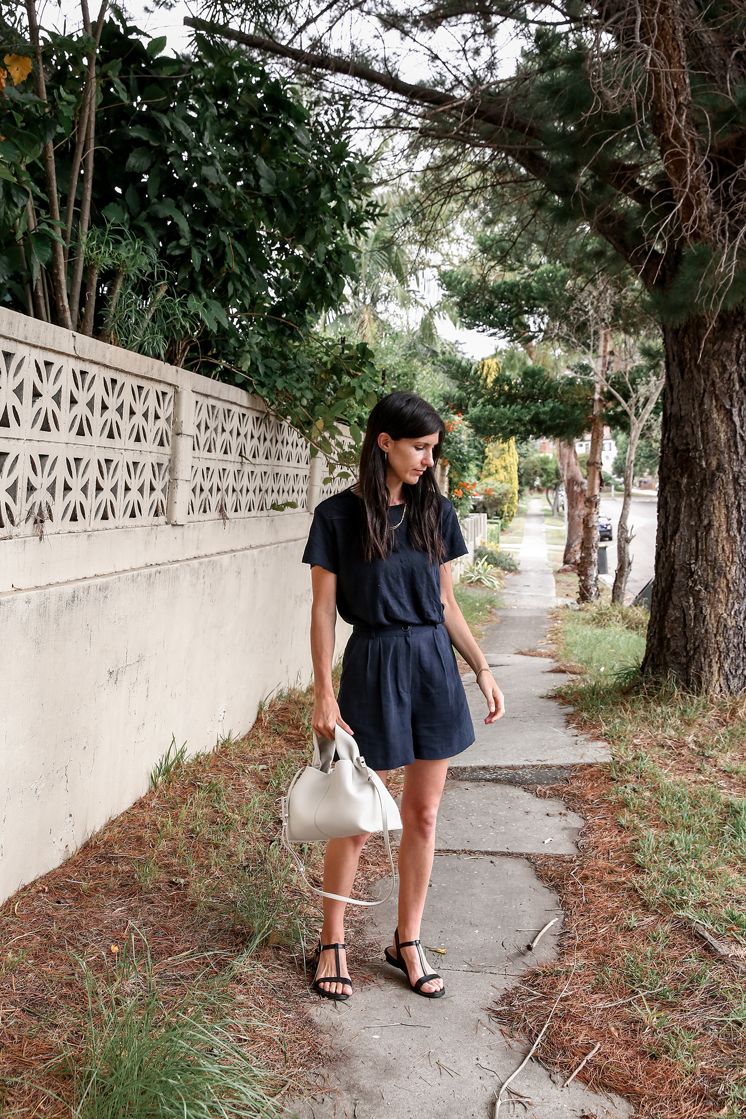 Monochrome Outfit in navy with a statement white bag