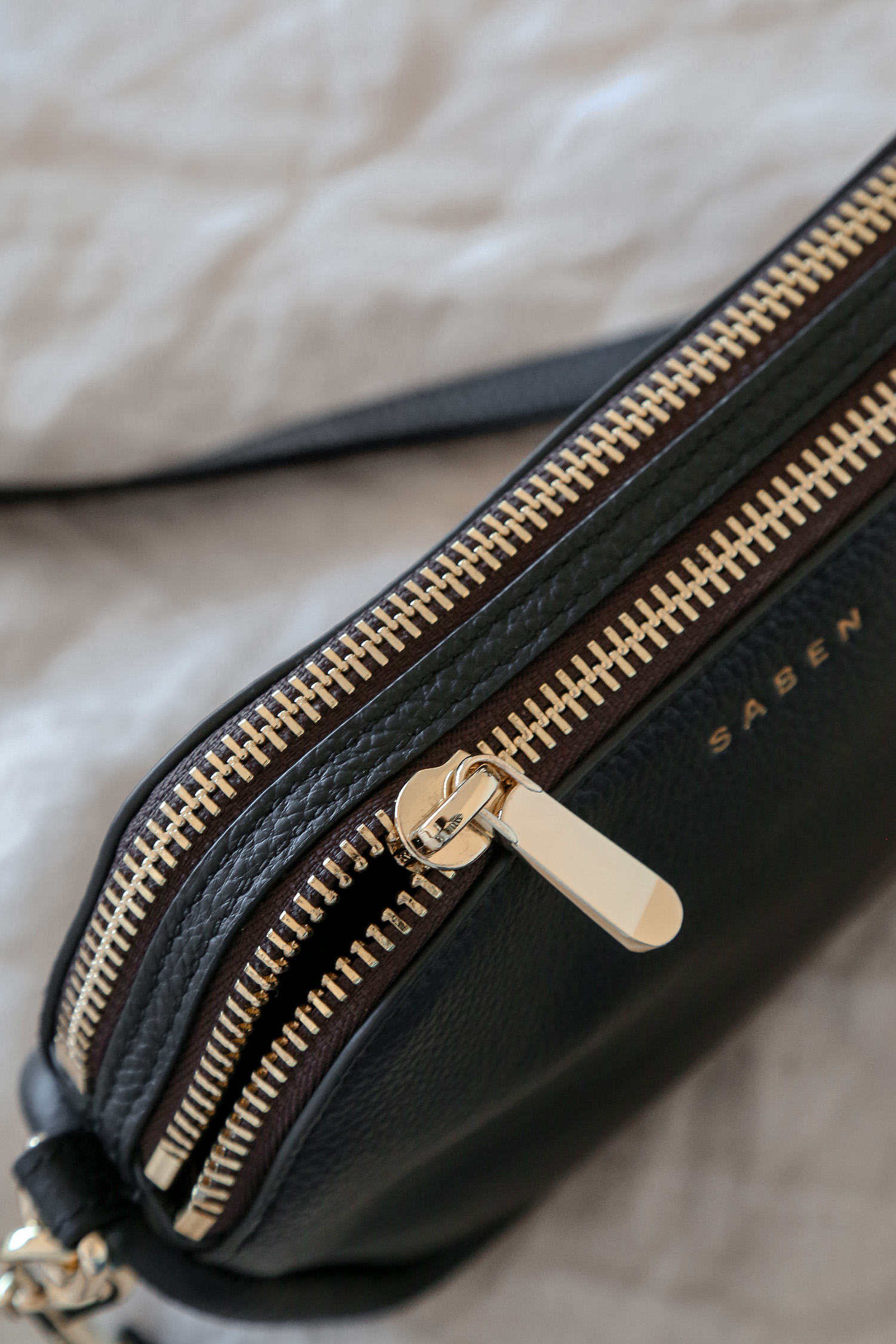handbag alternating zip pulls