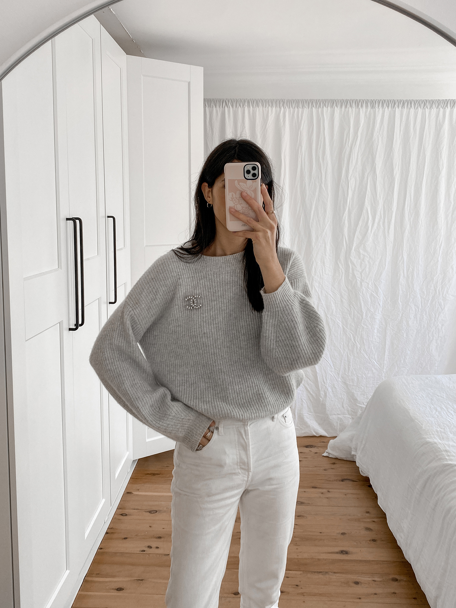 Minimal Style Outfit wearing The Curated Cashmere Sweater and Everlane 90s Cheeky Straight Jean