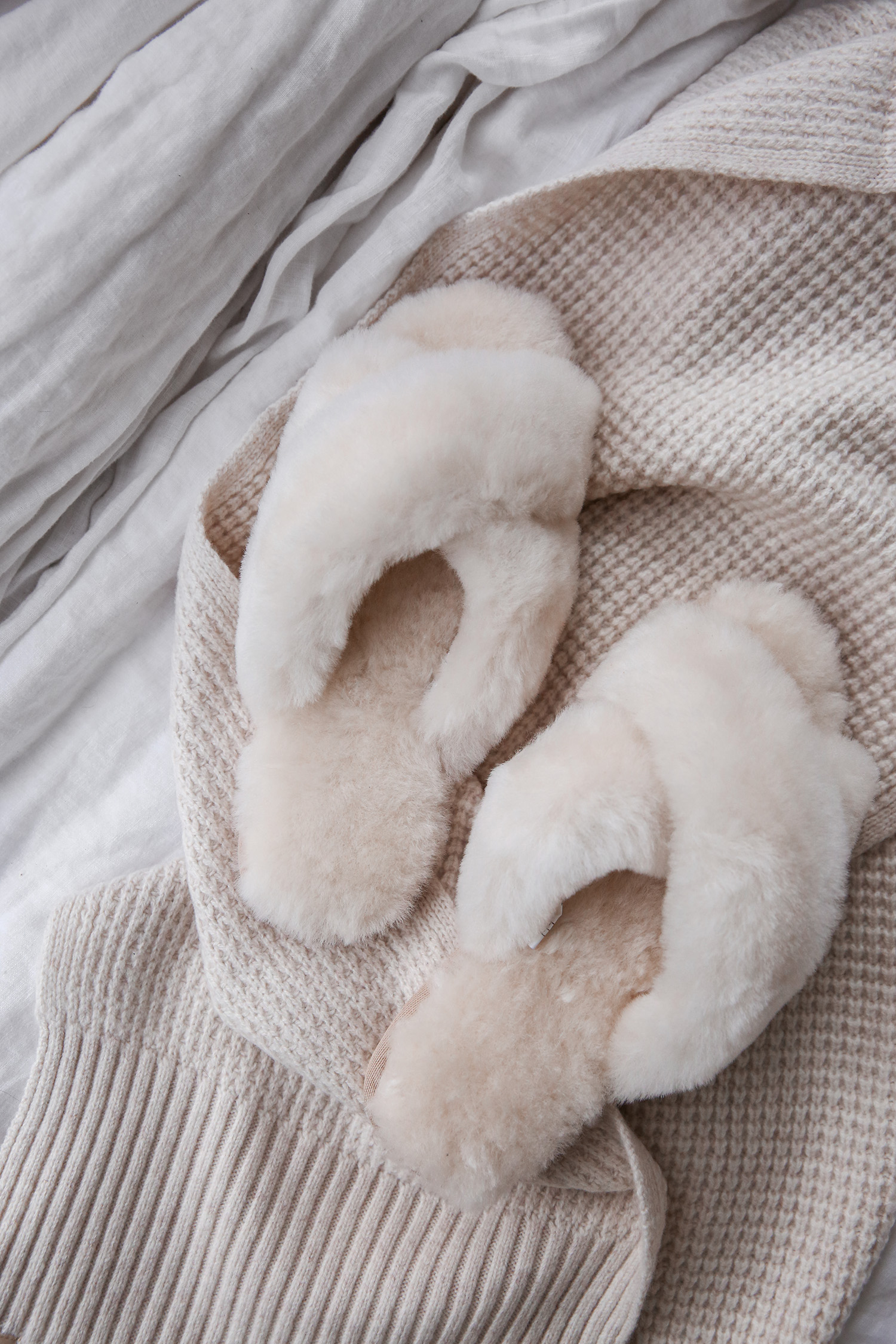 Emu fluffy crossover slippers