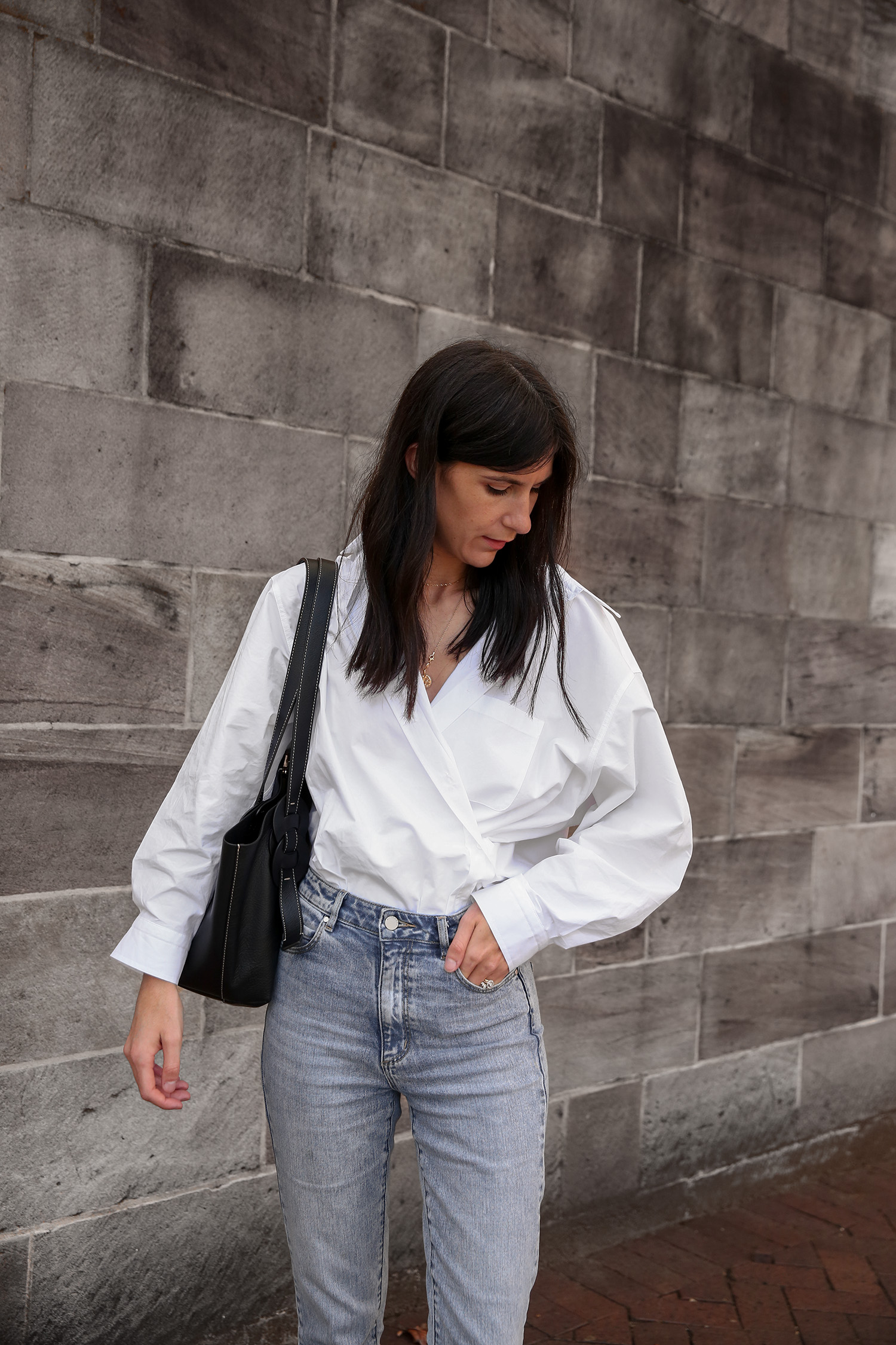 What type of white shirt looks good with blue jeans? - Quora