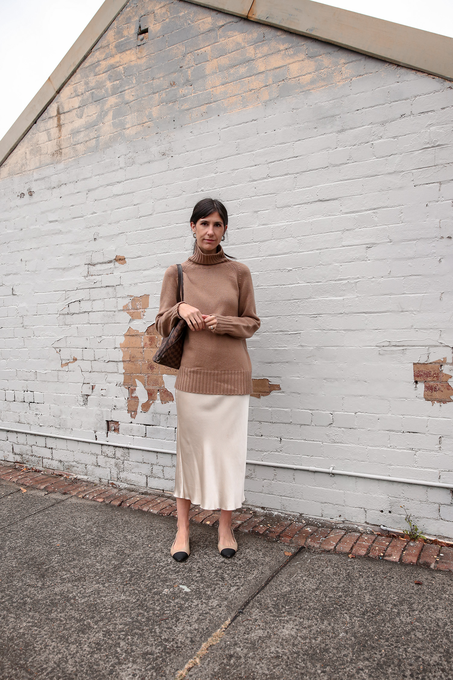 Neutral toned outfit feminine Parisian style