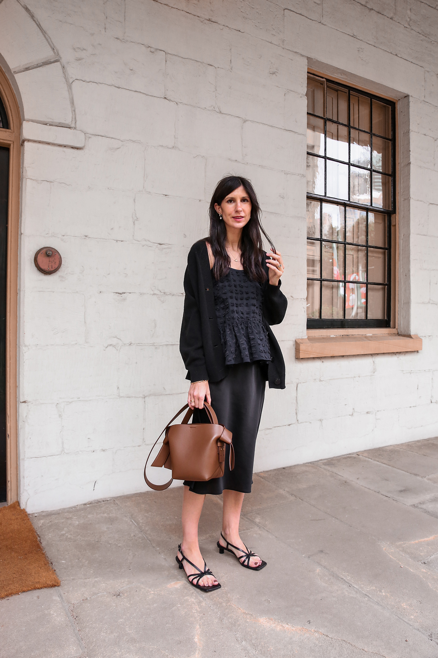 All black minimal Parisian style outfit streestyle