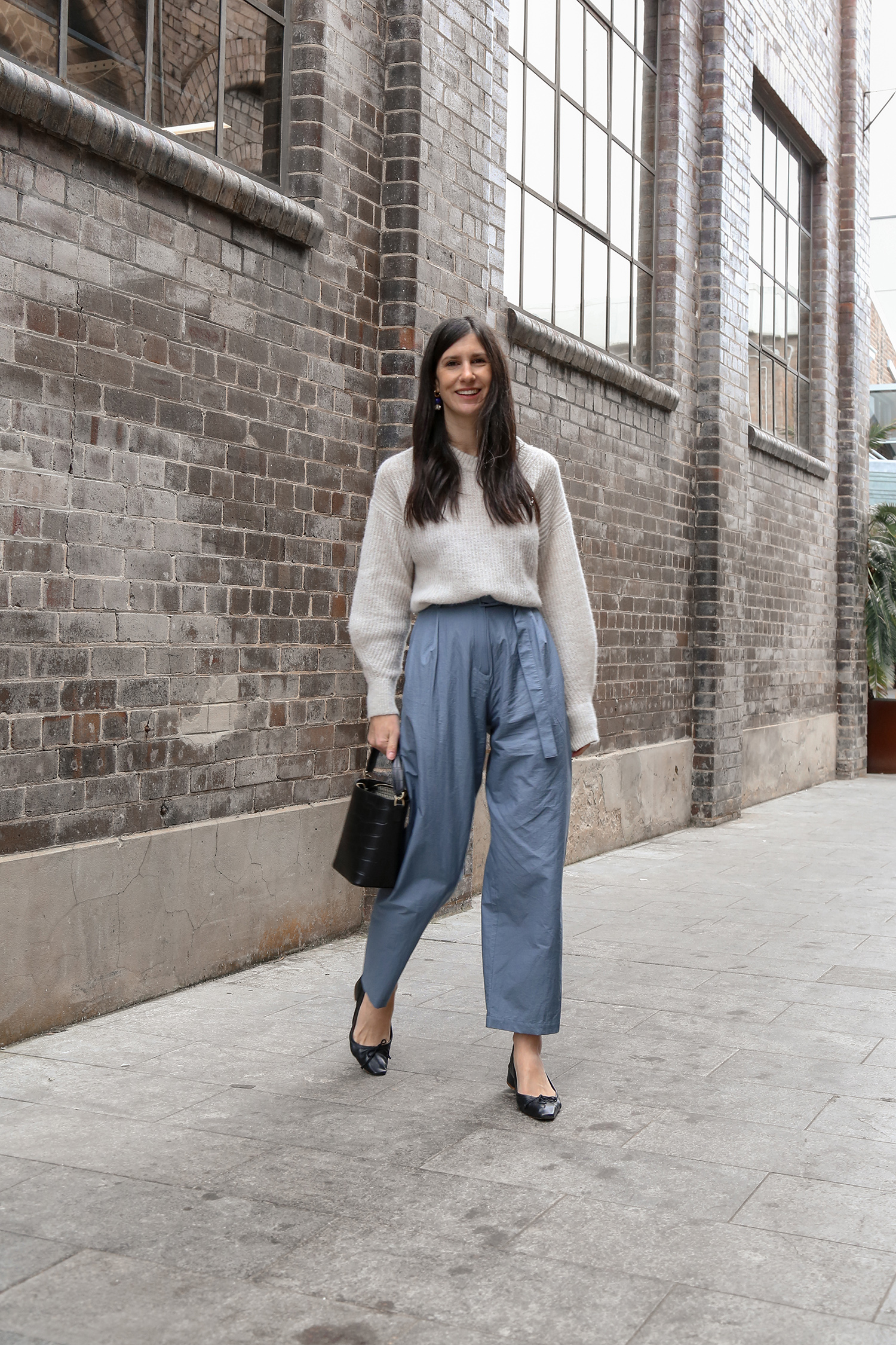 Minimal Outfit wearing URAGO blue trousers