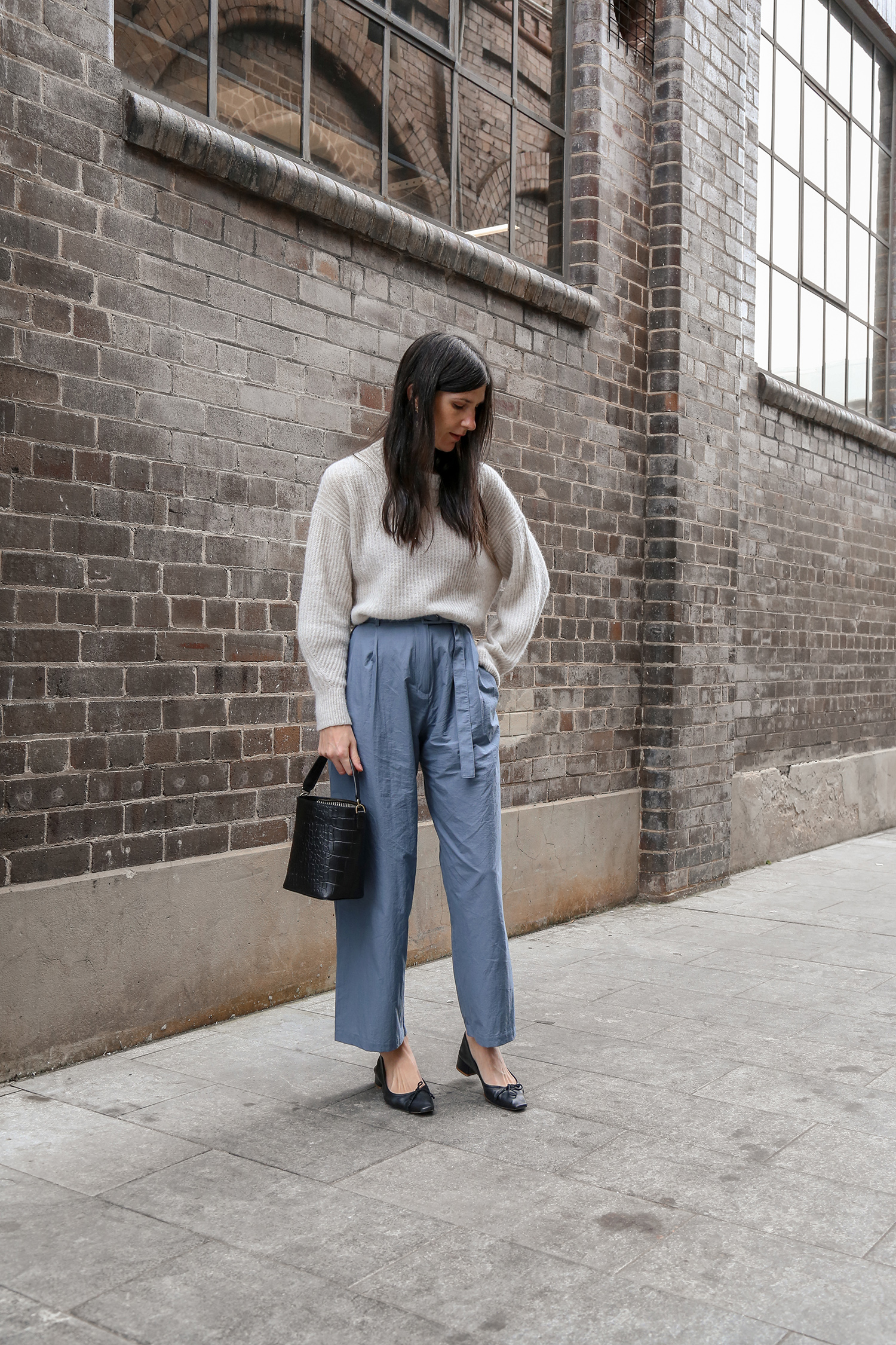 Minimal Outfit wearing URAGO blue trousers