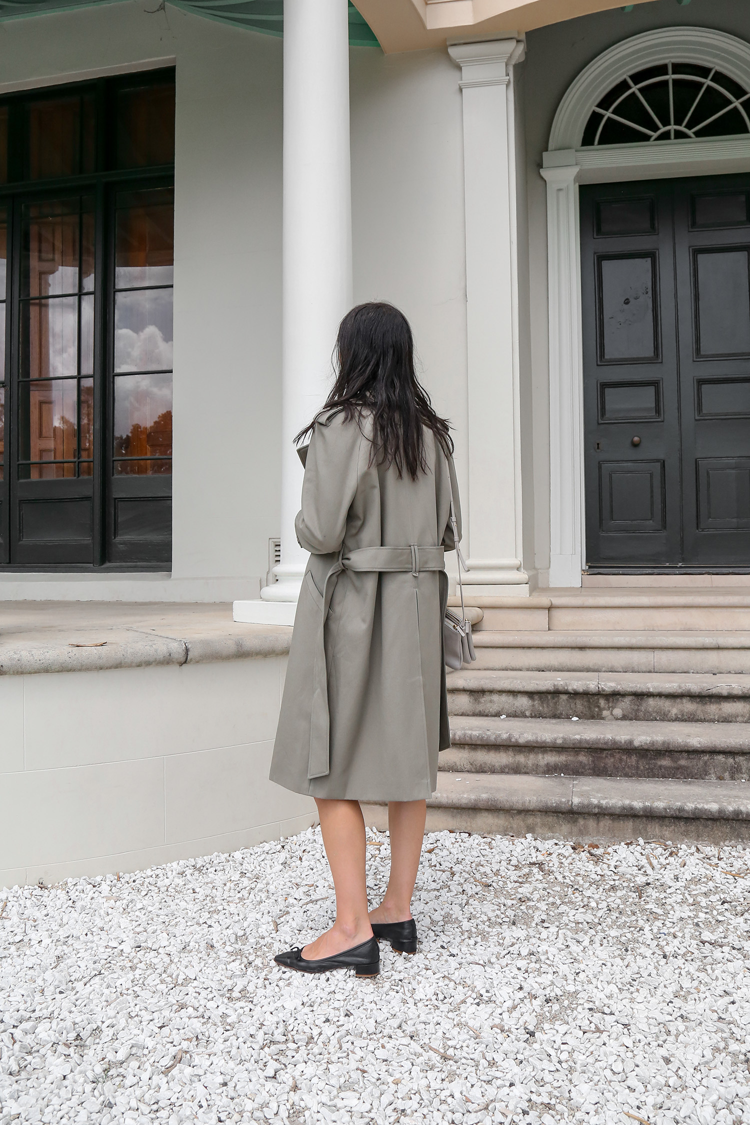 Minimal Parisian chic street style outfit