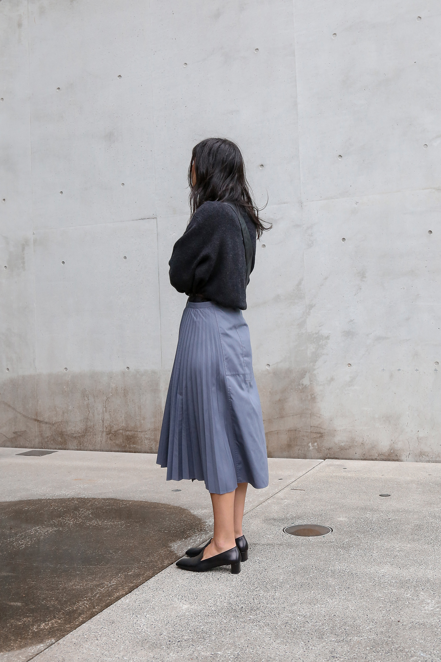 Outfit wearing Jenni Kayne Oversized Sweater with Tibi Pleated Skirt