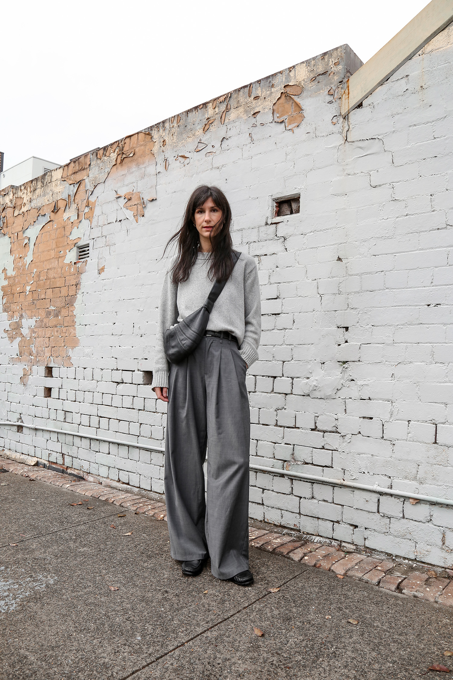 Minimalist style outfit with crossbody leather bag