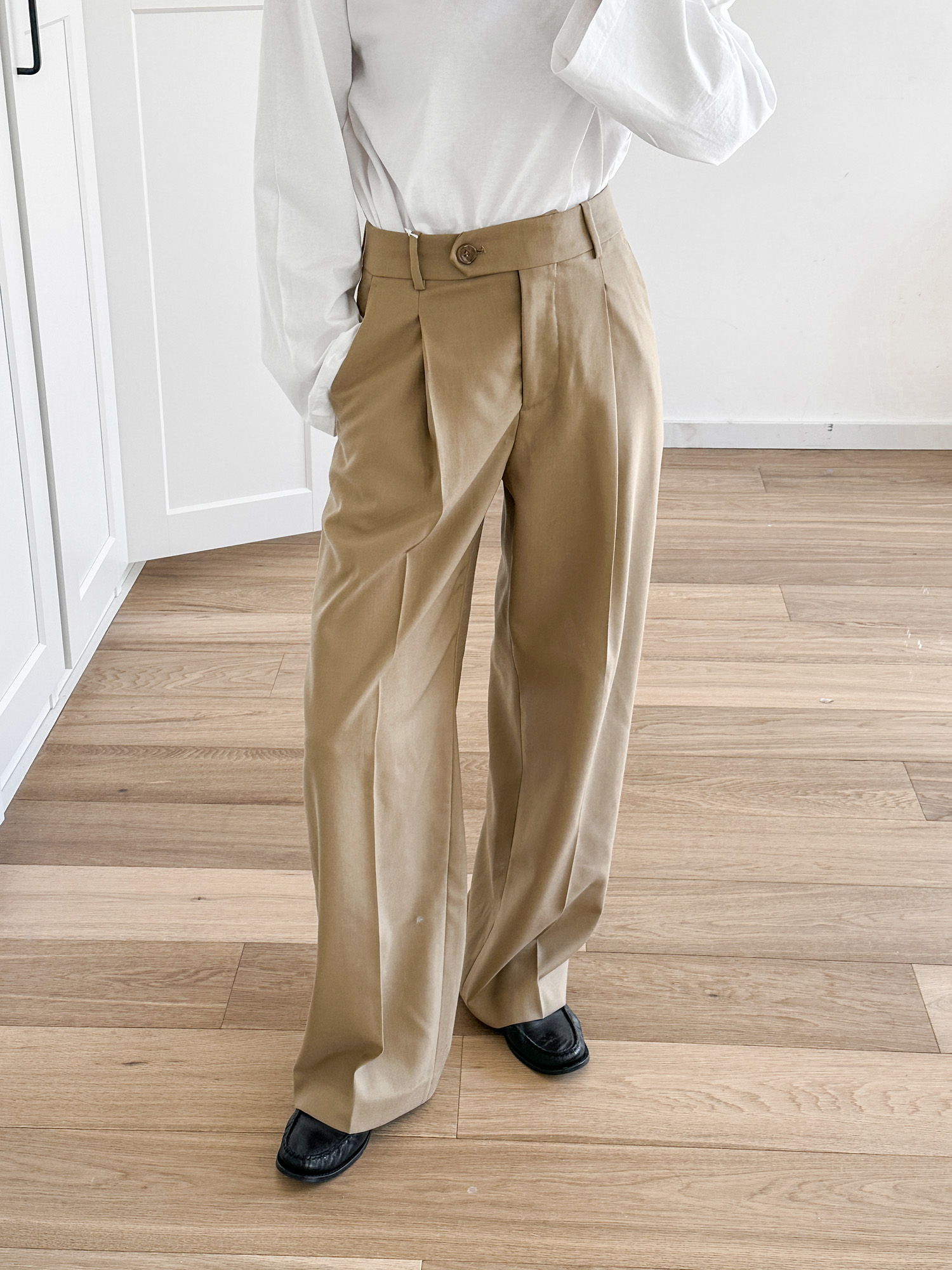 Minimal chic well made tailored wool trousers